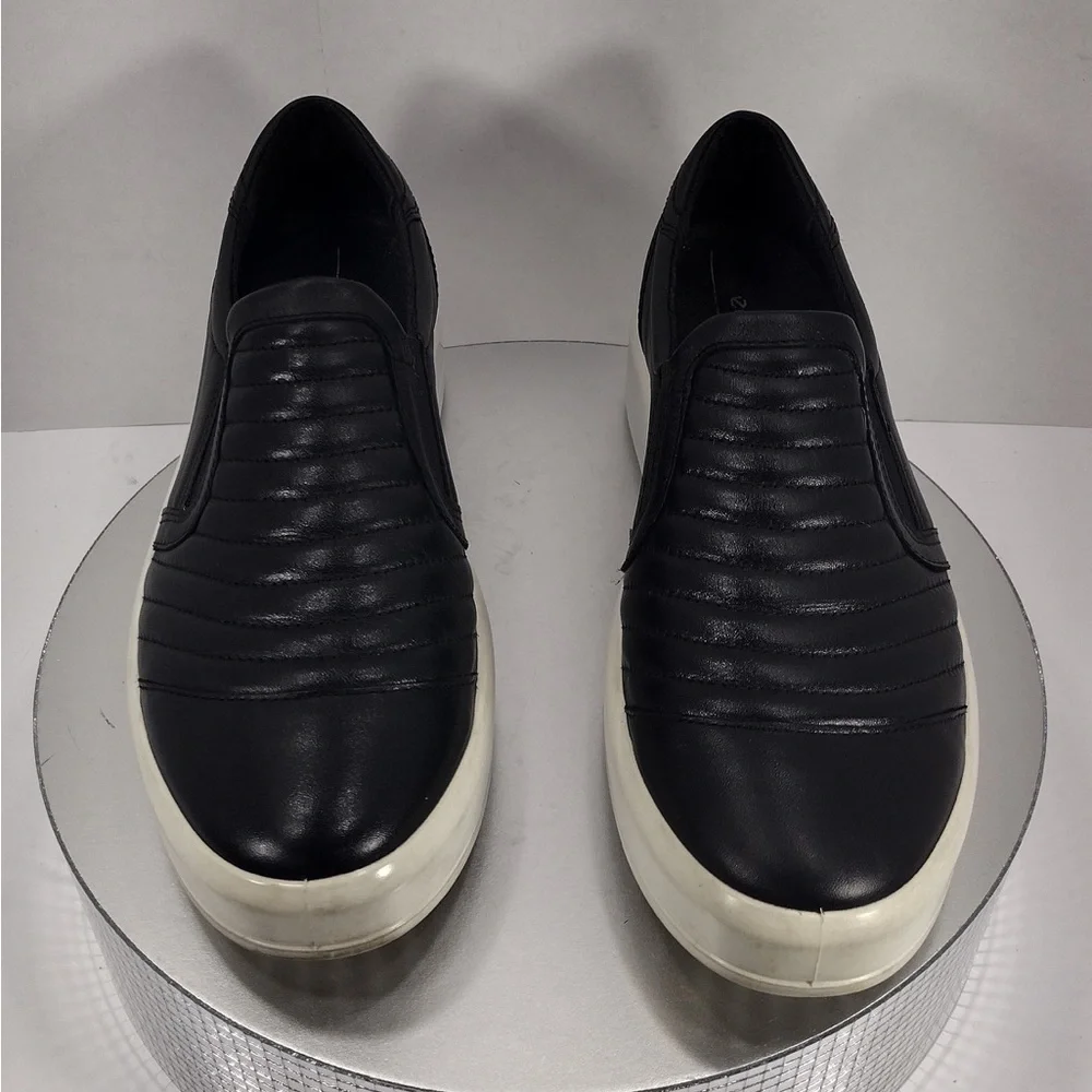 Ecco Black Slip-On Men's Shoes size 41/10.5 pre owned good condition